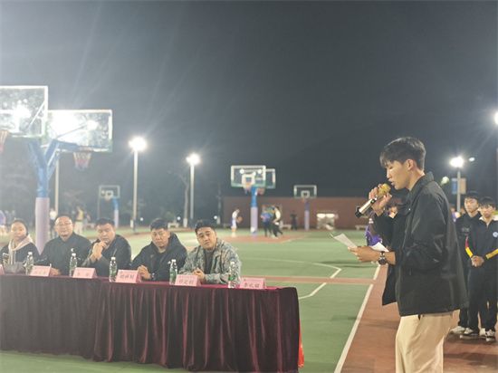 主持人.jpg 主持人.jpg