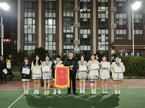 女子第一名23级中药学班.jpg 女子第一名23级中药学班.jpg