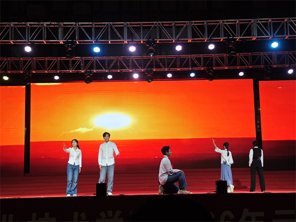 表演 我们沐光而行.jpg