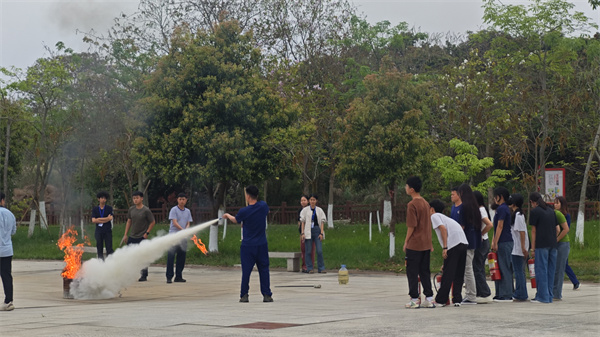 现场灭火演练3.jpg